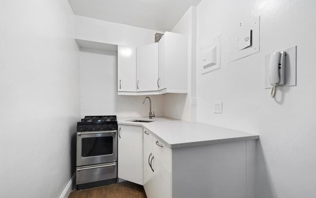 Foto del edificio - 70 E 9th St