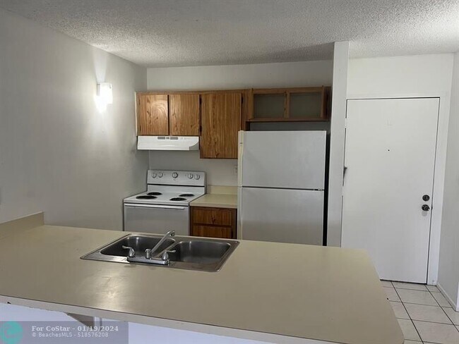 Building Photo - 2701 Riverside Dr