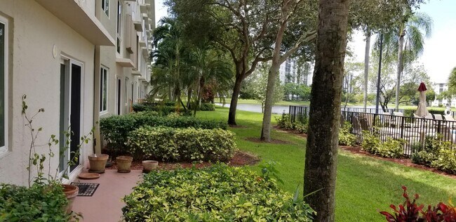 Foto del edificio - 2104 S Cypress Bend Dr