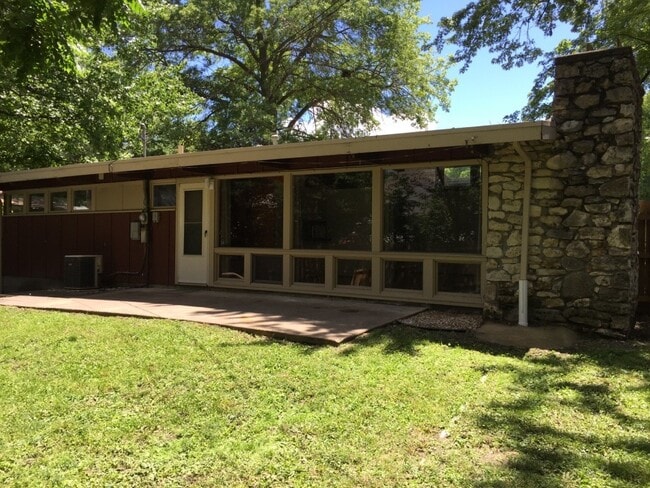 Building Photo - Just a Few Blocks from Campus! Unique mid ...