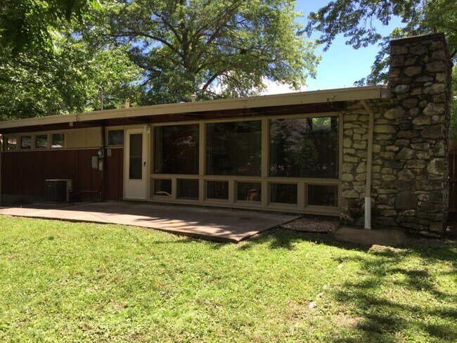 Foto del edificio - Just a Few Blocks from Campus! Unique mid ...