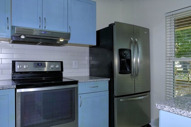 Building Photo - 3 Bedroom 2 Bath Duplex Available Now!