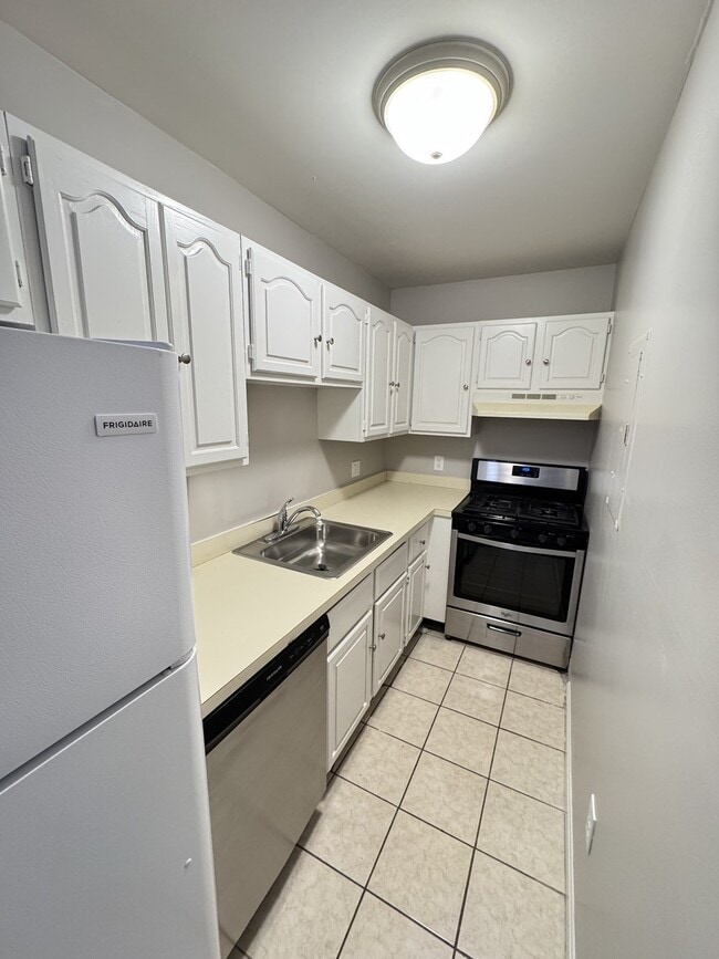 Building Photo - 22 Kenmar Dr