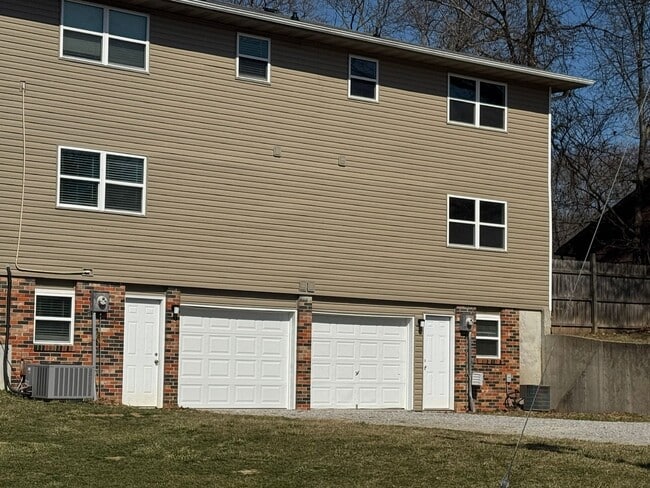 Building Photo - Three Level Three Bedroom Duplex in SW Columbia