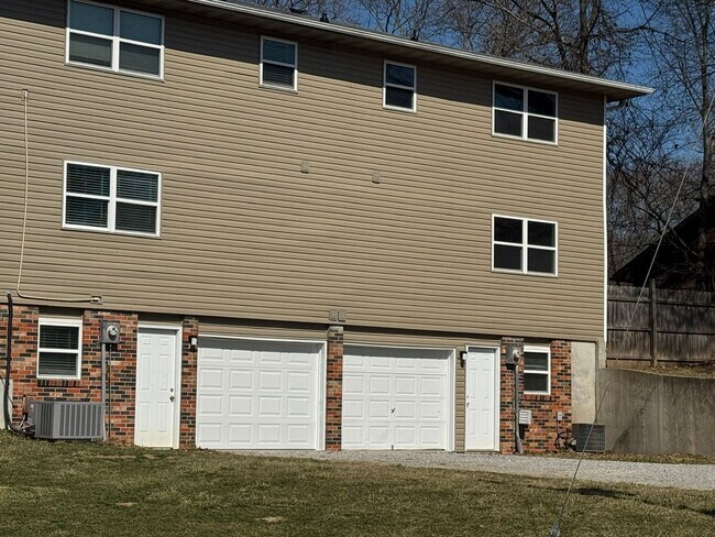 Foto del edificio - Three Level Three Bedroom Duplex in SW Columbia