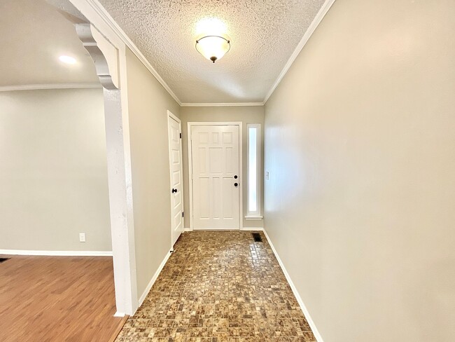 Building Photo - Freshly Updated! Roomy 3-Bedroom Home in J...