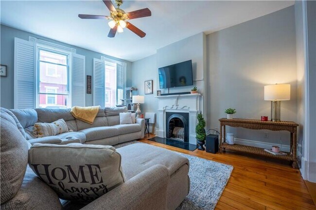 Building Photo - Stunning South Side 3BR - Skyline Views, Master Suite & Finished 3rd Floor