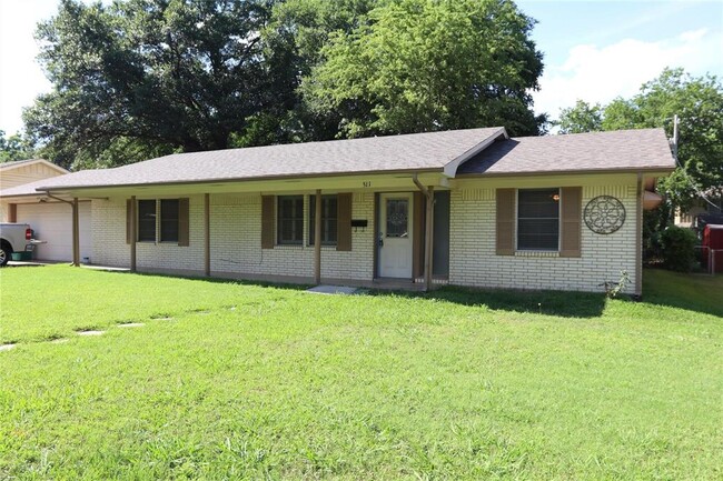 Building Photo - 511 Temple Dr