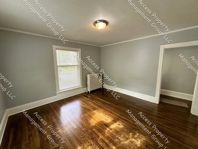 Building Photo - NE Side Large 4 Bedroom 1.5 Bathroom Home