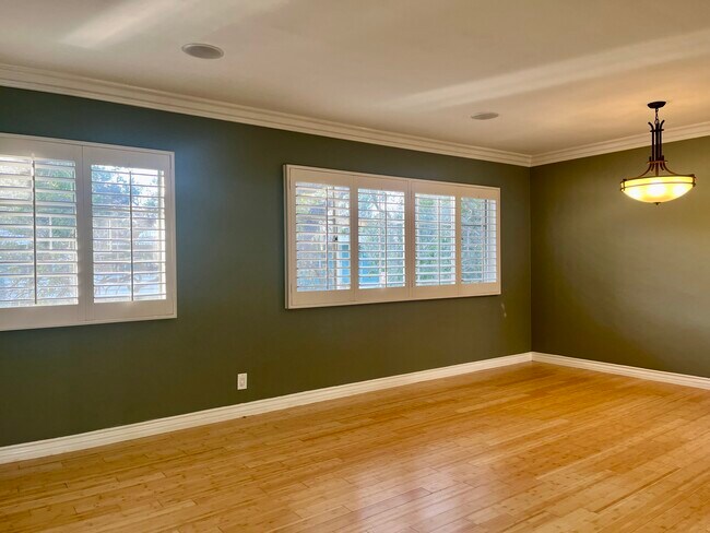 Building Photo - 5381 Village Grn