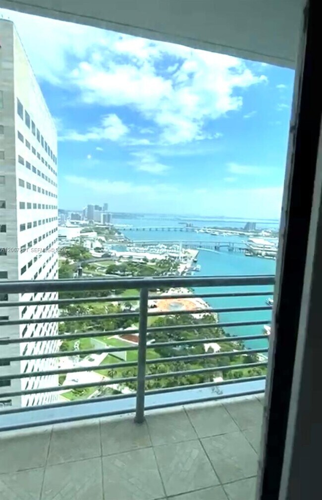 Foto del edificio - 325 S Biscayne Blvd
