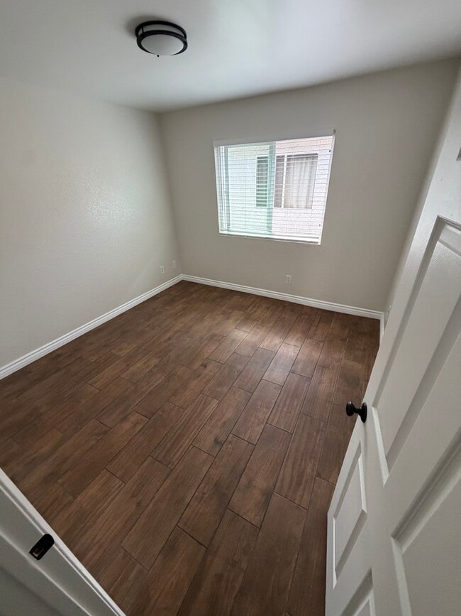 Building Photo - 1046 W 165th Pl