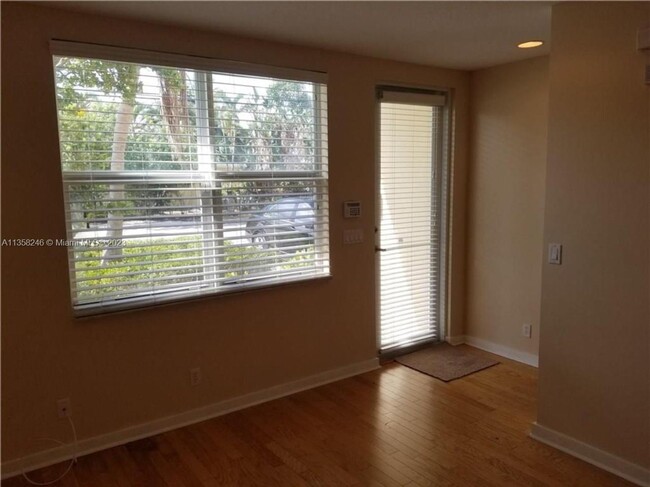 Foto del edificio - LARGE 3-bed, 3-bath townhome with 2-car ga...