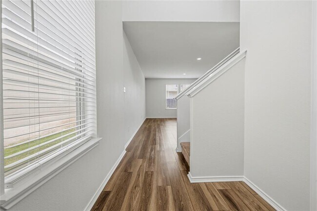 Foto del edificio - 316 Stone Water Ln