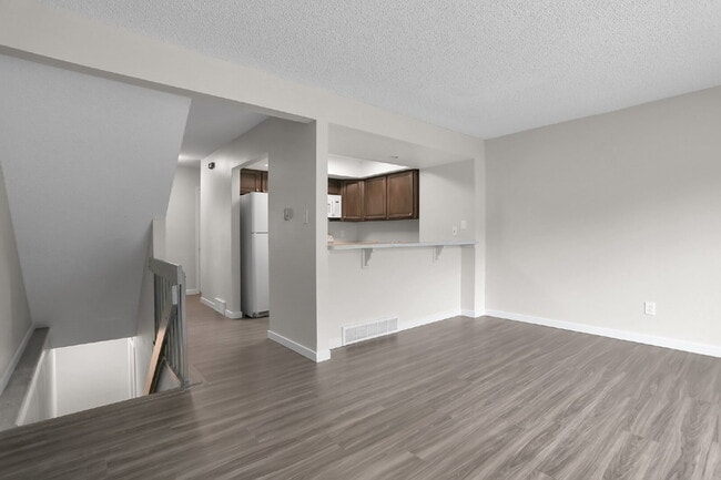Building Photo - Fully Remodeled End-Unit Townhome Near Pet...