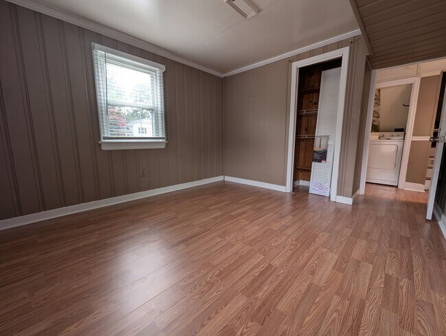 Building Photo - 4 Bedroom West End Home - Garage and Fenced Backyard!