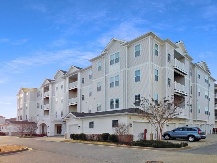 Foto principal - Pet Friendly Condo with Deck and 1 Car Garage
