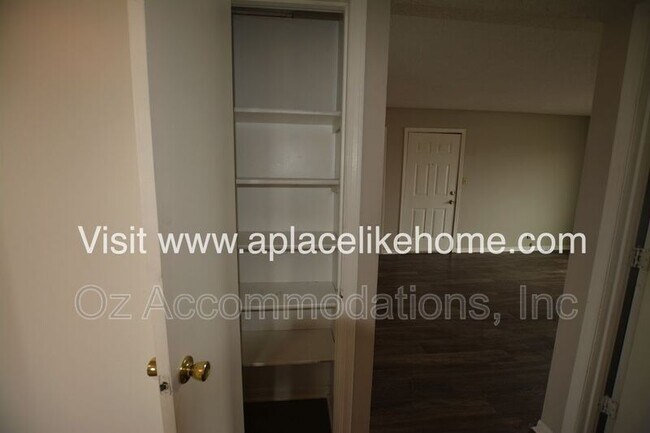Foto del edificio - 8201 Spring Valley Rd