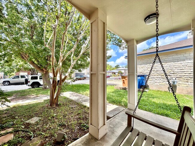 Building Photo - Spacious 3BR/2.5BA Two-Level Home with Fen...