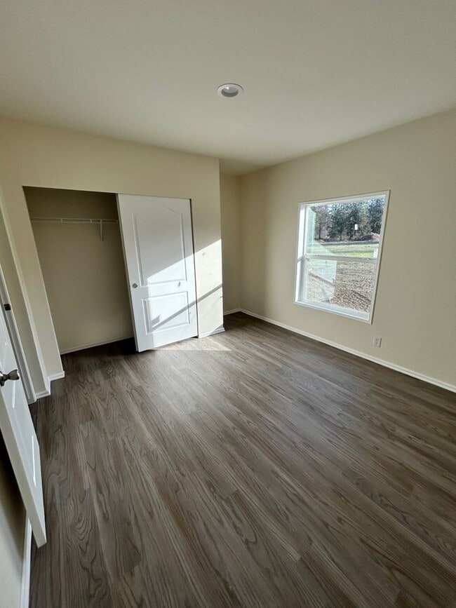 Building Photo - Large Spacious 5 Bedroom House with Fenced Yard