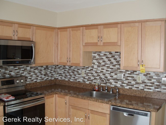 Building Photo - 3 br, 2.5 bath House - 10 Upton Circle