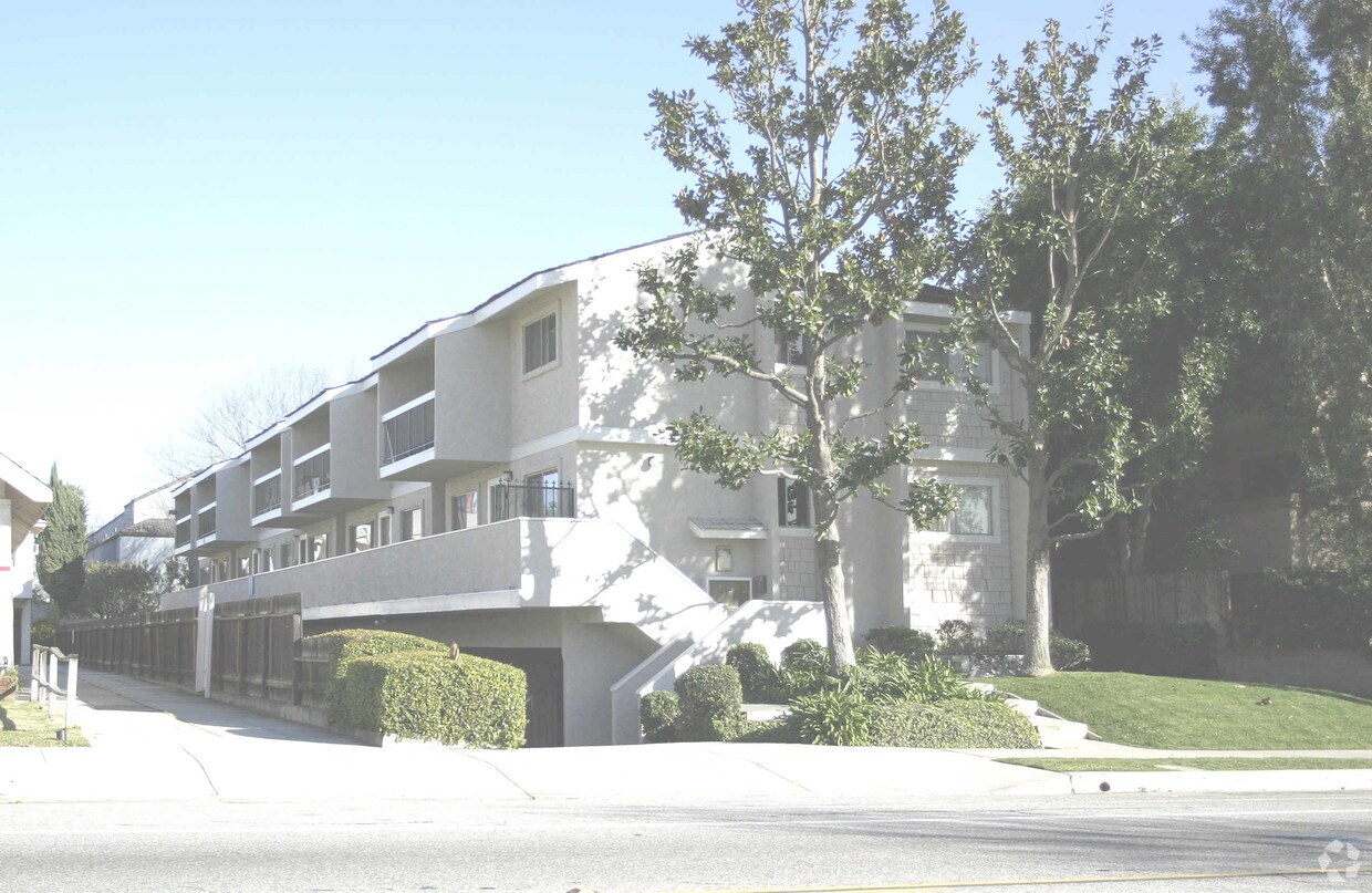Building Photo - 812 S Marengo Ave