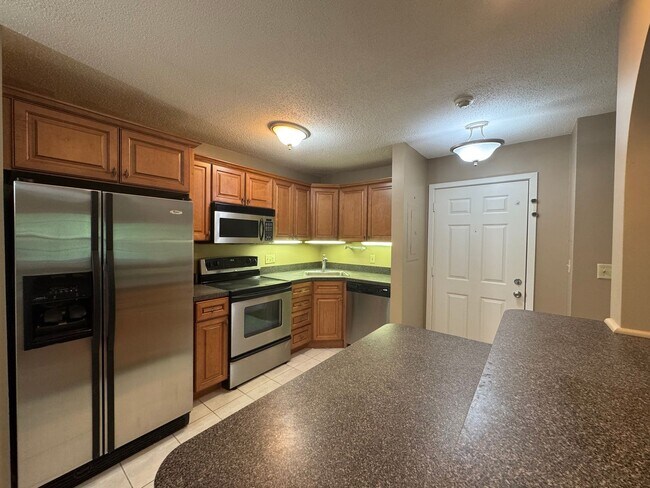 Foto del edificio - Spacious 3-Bedroom Condo with Modern Ameni...