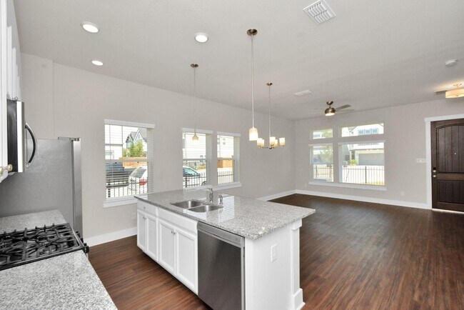 Foto del edificio - 735 Strawberry Pines Ct