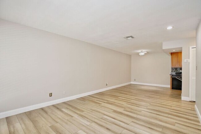 Foto del edificio - Charming First-Floor 1BR in Audubon Park · In-Unit Laundry · Community Pool with Lake Druid View ...