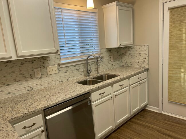 Foto del edificio - 3029 Salmon River Dr