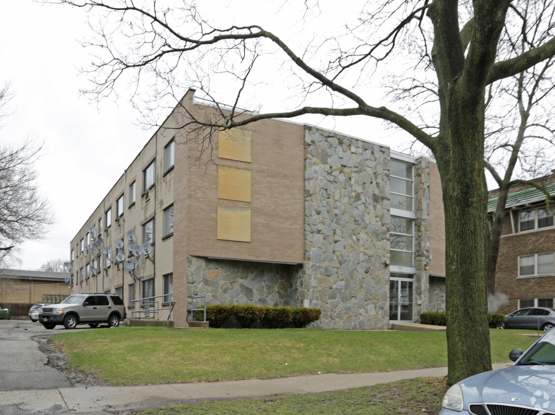 Building Photo - 2820 W Kilbourn Ave