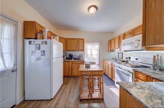 Building Photo - 76 Valley Ave