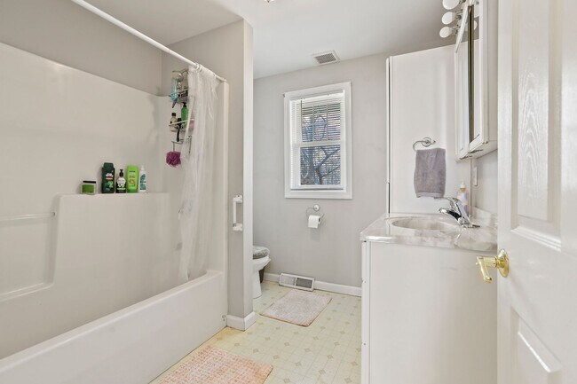 Foto del edificio - 6-Bedroom Rental Near TCNJ | Spacious Layout, Parking, Yard & Deck