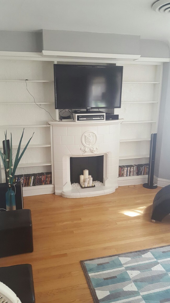 Living room - 2331 S Lombard Ave Apartments