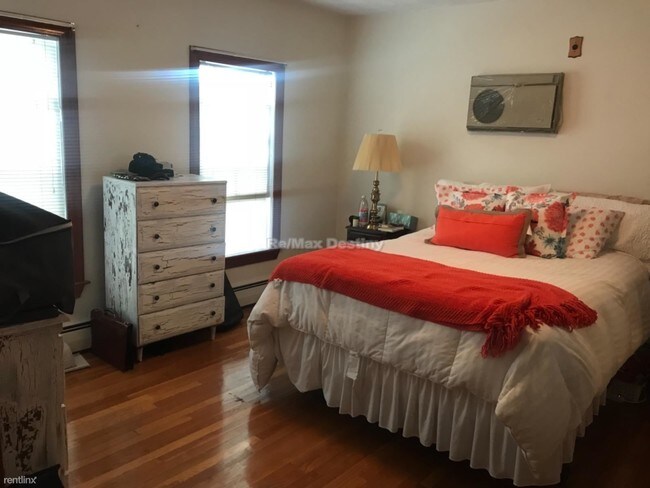 Building Photo - 3 br, 1 bath  - 48 Springfield St # 3