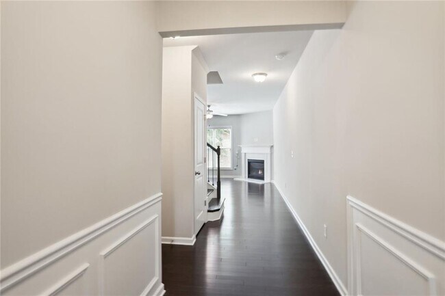 Building Photo - 2458 Vlg Pk Bnd