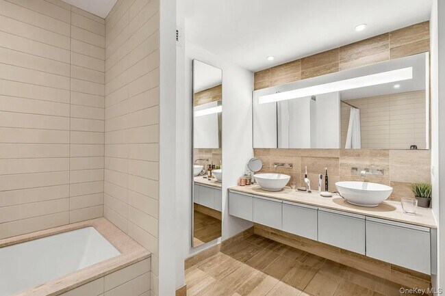 Foto del edificio - 322 W 57th St