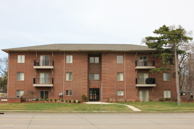 Building Photo - 2711 E Maple Rd