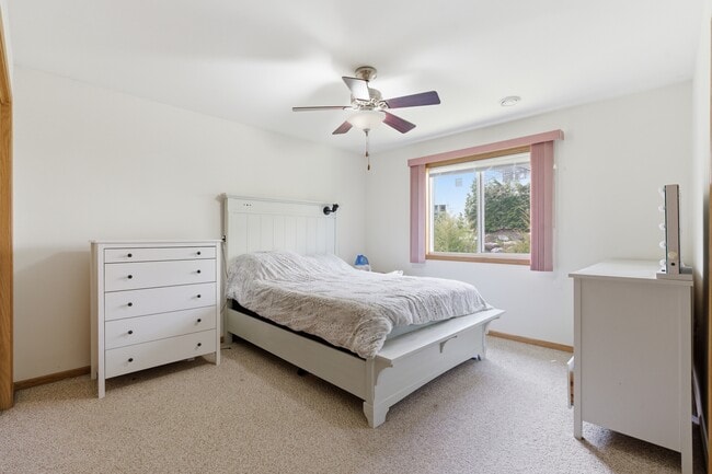 Main bed - 2948 Kentville Dr