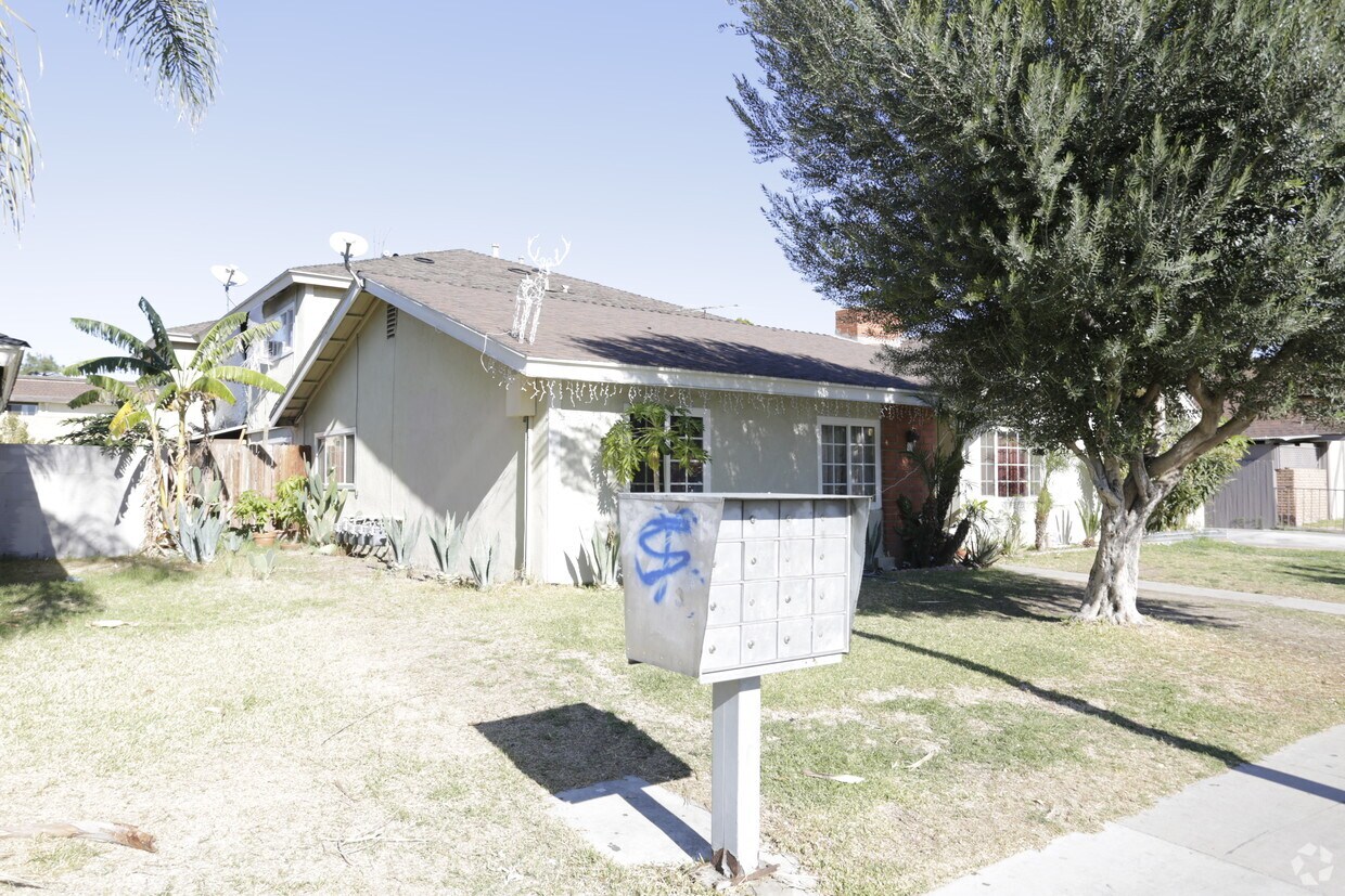 Building Photo - 2547 E Park Ln
