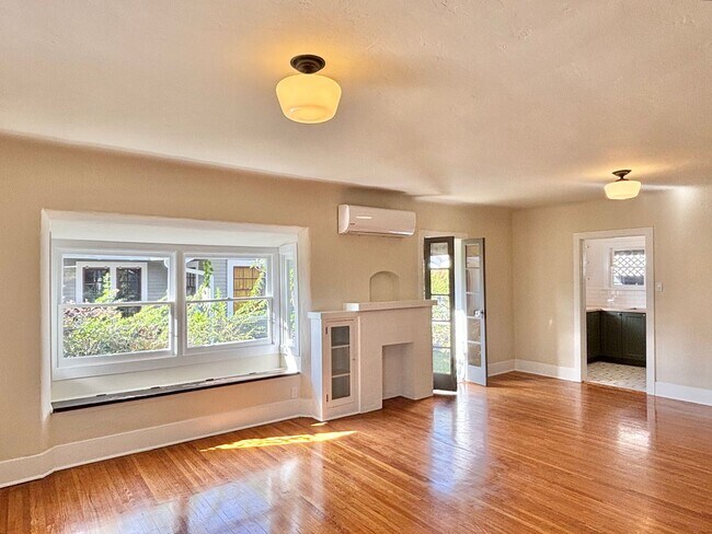 Foto del edificio - Serene Newly Remodeled 2 bed/ 1 Bath Craftsman Home with Bonus Space and Private Outdoor Space in...