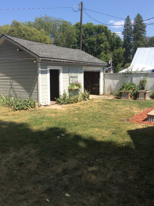 Building Photo - 506 W Clay Ave