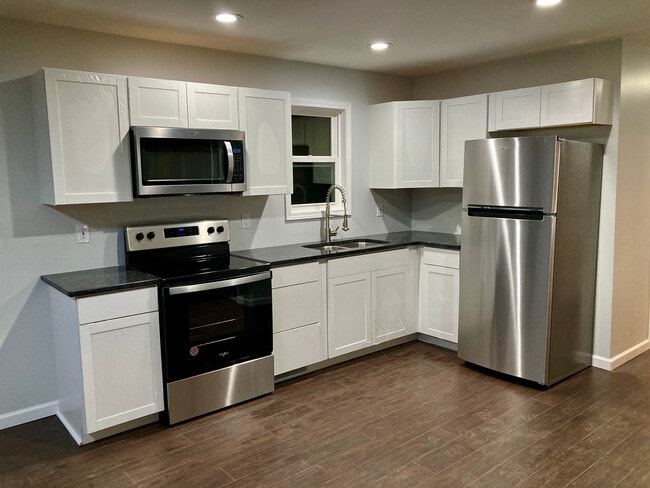 Kitchen - 708 Lewis Ave