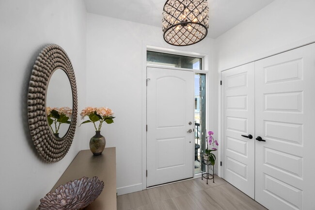 Photo du bâtiment - Komoka — Stunning 3 Bedroom Home for Rent with  Fenced Yard & Garage