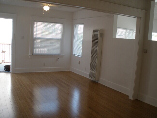 Building Photo - 2033 Vista Del Mar St