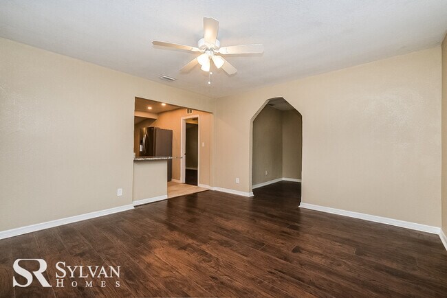 Building Photo - Feel welcome and comfortable in this cozy ...