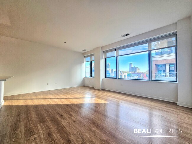 Building Photo - 548 W Webster Ave