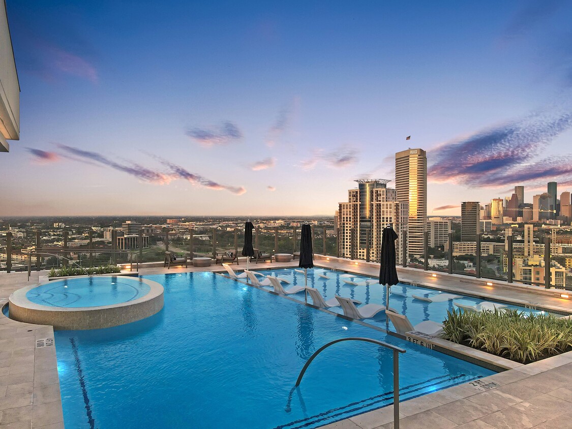 Piscina en la azotea con una impresionante vista de Downton - Hanover Autry Park