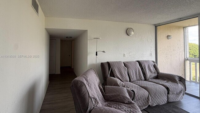 Foto del edificio - 7051 Environ Blvd