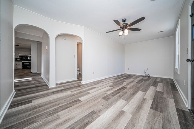 Foto del edificio - Please View 3D Virtual Walk-Through Before Scheduling a Showing